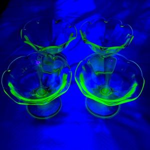 Uranium Glads Vintage Ruffled Edge Dessert Dishes